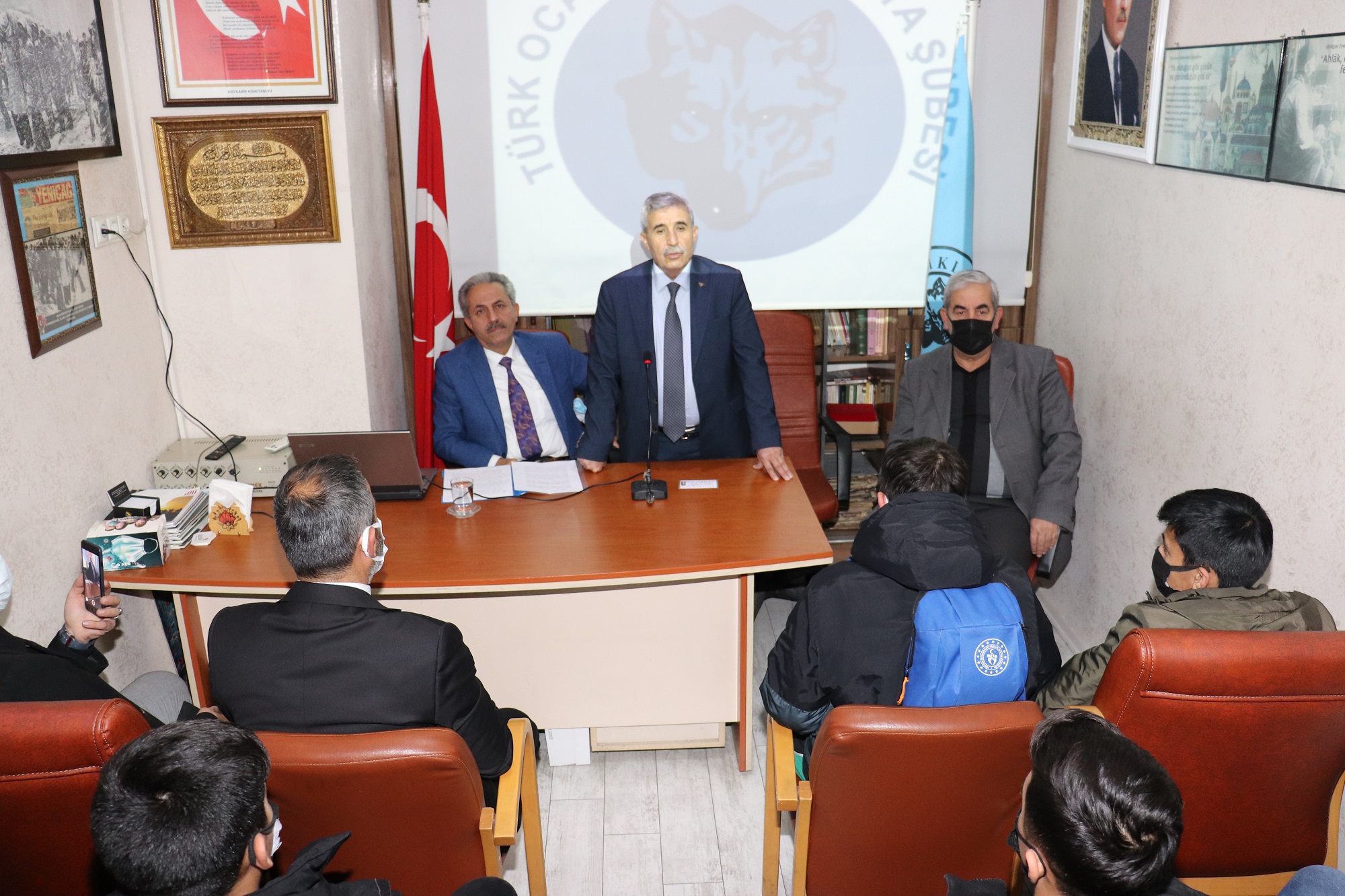 Türk Ocakları Malatya Şubesi tarafından geleneksel hale getirilen Ocakbaşı Sohbetleri kapsamında Doç. Dr. Hamdi Onay’ın konuşmacı olarak katıldığı “Deizm ve Açmazları” konulu konferans düzenlendi.