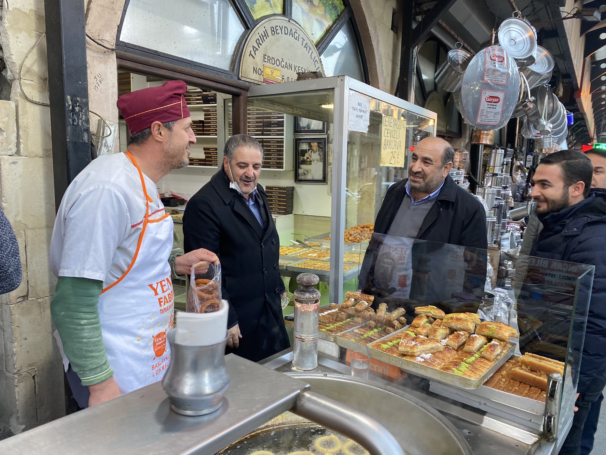 Malatya’da dolar kurunun düşüşünü kutlamak için vatandaşlara bedava halka tatlı ikram eden esnaf ile davul-zurna eşliğinde kutlama yapan Şire Pazarı esnafı AK Parti tarafından ziyaret edilerek teşekkür edildi.