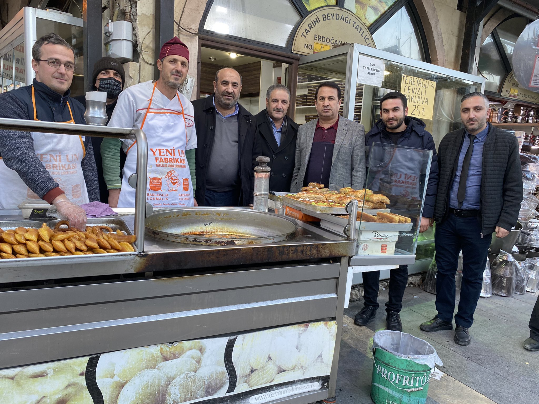 Malatya’da dolar kurunun düşüşünü kutlamak için vatandaşlara bedava halka tatlı ikram eden esnaf ile davul-zurna eşliğinde kutlama yapan Şire Pazarı esnafı AK Parti tarafından ziyaret edilerek teşekkür edildi.