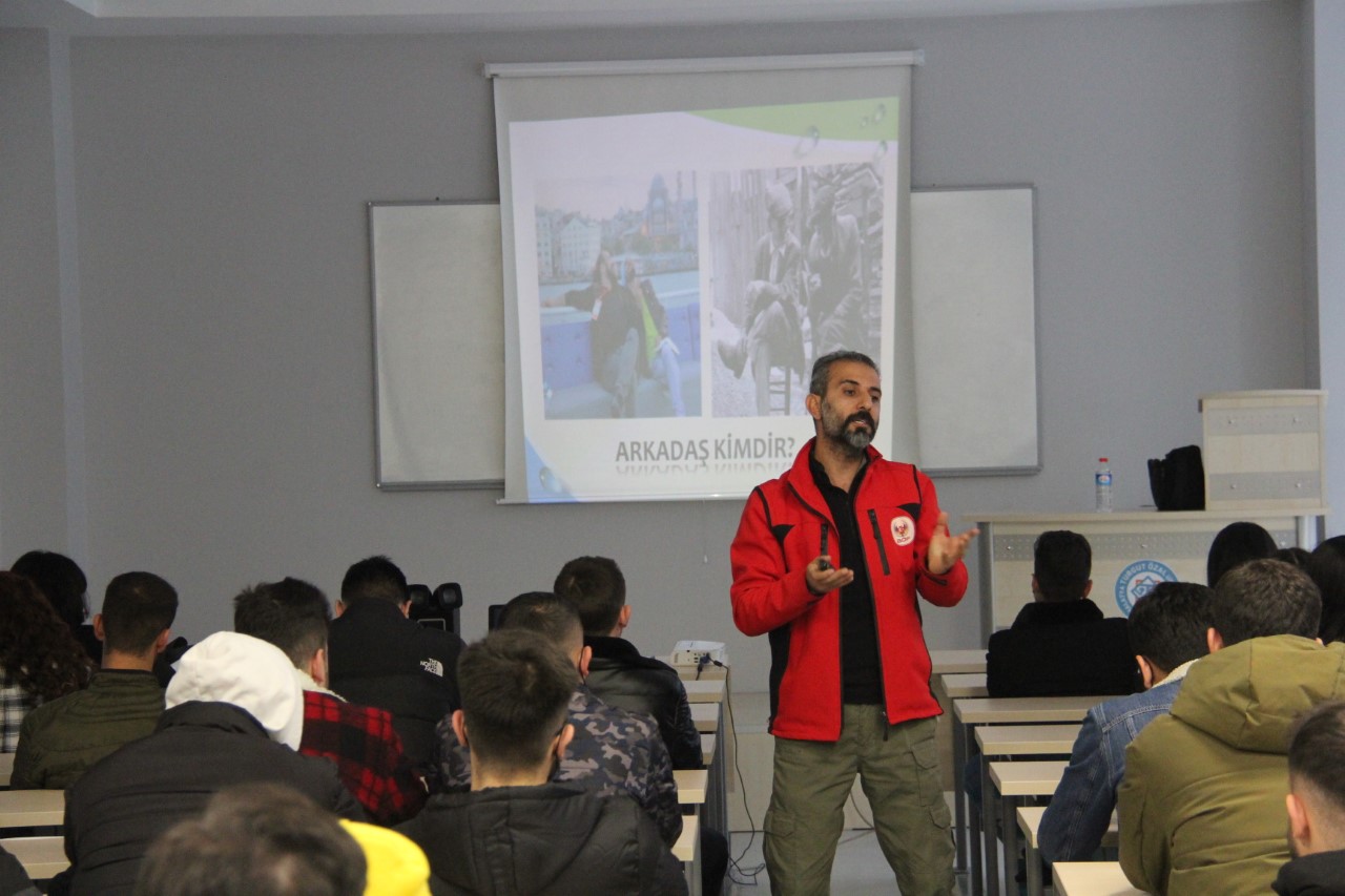 “Terör örgütlerinin propaganda alanlarının daraltmak ve polis halk iletişiminin artırılması” amacıyla yapılan bilgilendirme çalışmaları gençlerin ilgisini görüyor.