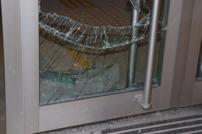 Bankanın kapısını kırarak içeri girmek istedi