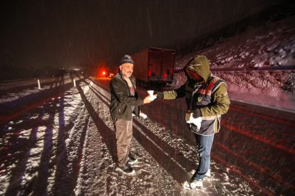 Polisler yolda kalanın arabasını itti, yolda durana kumanya dağıttı