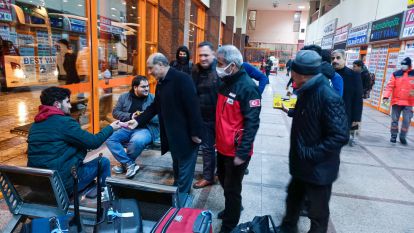 Mahsur kalan yolculara kumanya dağıttılar