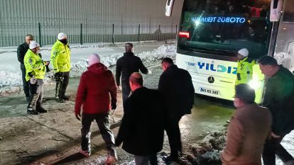 Vali otobüslere binip yolcuları indirdi
