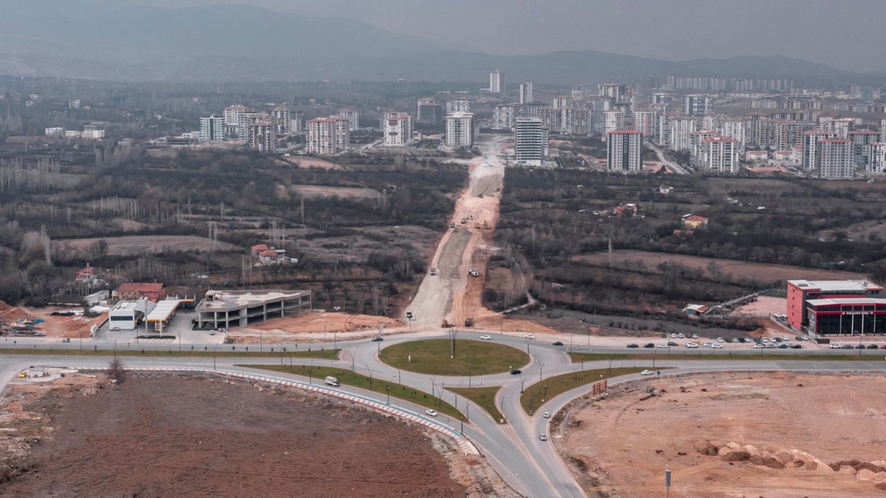 Malatya Büyükşehir Belediyesi, Malatya trafiğini rahatlatmak ve Malatya’da ulaşım sorununu çözüme kavuşturmak için çalışmalarına aralıksız bir şekilde devam ediyor.