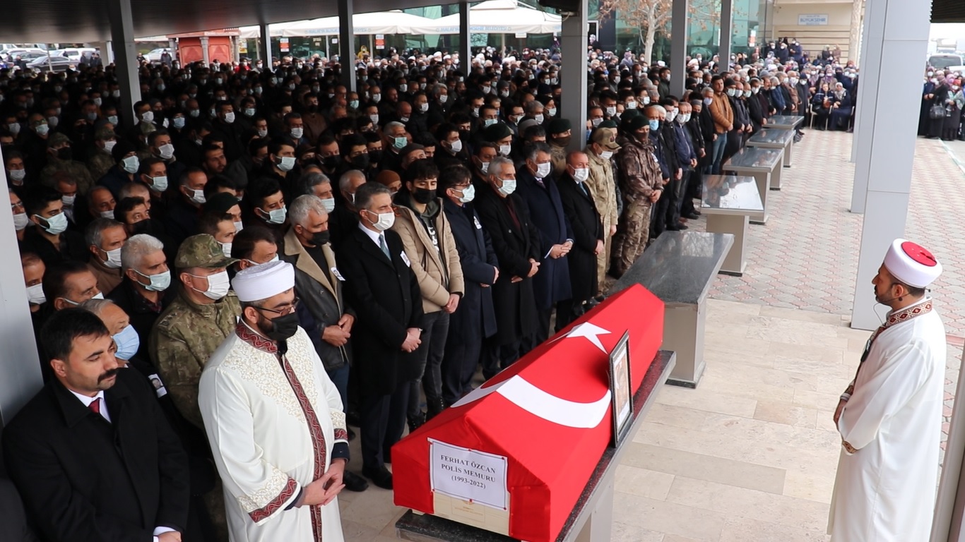 Hakkari’nin Yüksekova ilçesinde silah kazası sonucunda vefat eden 29 yaşındaki 7 yıllık  Özel Harekat Polisi Ferhat Özcan, memleketi Malatya’da gözyaşları arasında toprağa verildi.