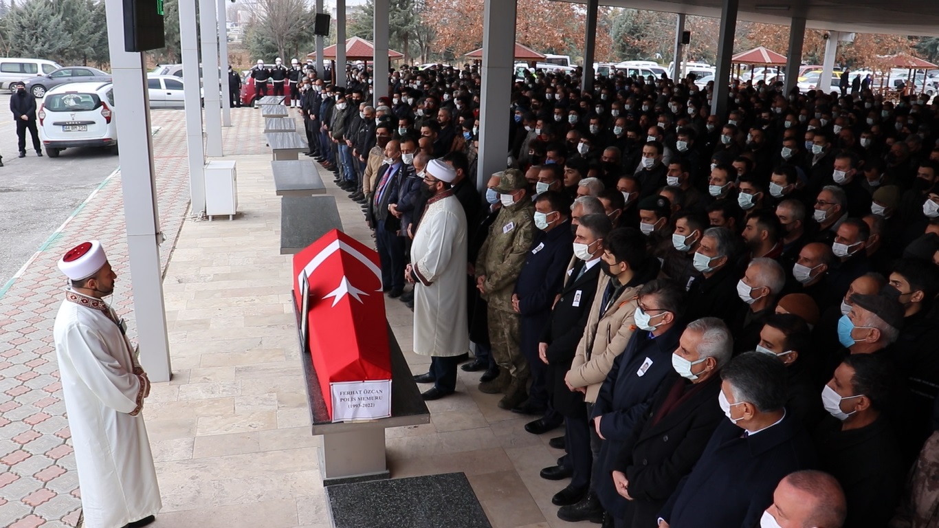 Hakkari’nin Yüksekova ilçesinde silah kazası sonucunda vefat eden 29 yaşındaki 7 yıllık  Özel Harekat Polisi Ferhat Özcan, memleketi Malatya’da gözyaşları arasında toprağa verildi.