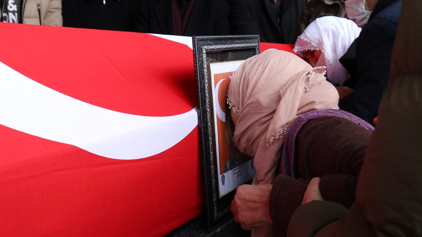 Hakkari’nin Yüksekova ilçesinde silah kazası sonucunda vefat eden 29 yaşındaki 7 yıllık  Özel Harekat Polisi Ferhat Özcan, memleketi Malatya’da gözyaşları arasında toprağa verildi.