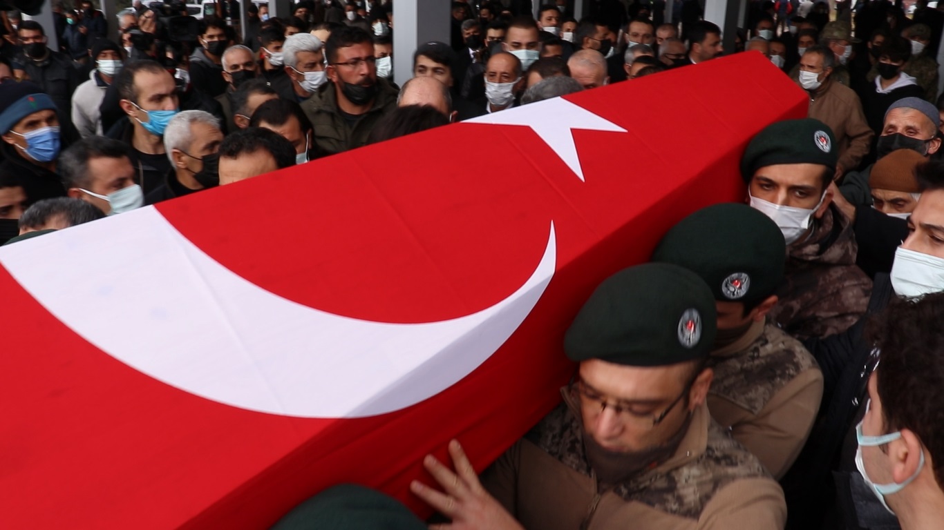 Hakkari’nin Yüksekova ilçesinde silah kazası sonucunda vefat eden 29 yaşındaki 7 yıllık  Özel Harekat Polisi Ferhat Özcan, memleketi Malatya’da gözyaşları arasında toprağa verildi.