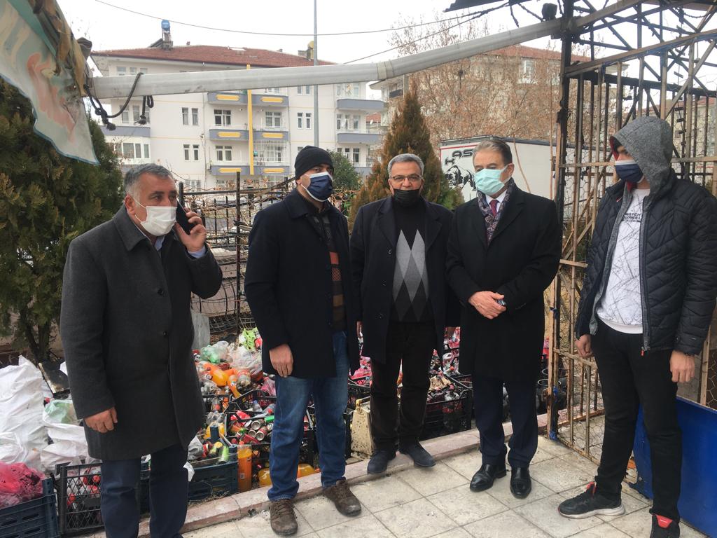 Malatya Esnaf ve Sanatkarlar Odaları Birliği (MESOB) Başkanı Şevket Keskin ve beraberindeki Bakkallar Odası Yönetimi, geçtiğimiz günlerde çıkan yangın sonucunda bakkal dükkanı zarar gören esnaf ziyaret edilerek, geçmiş olsun dileklerinde bulunuldu.