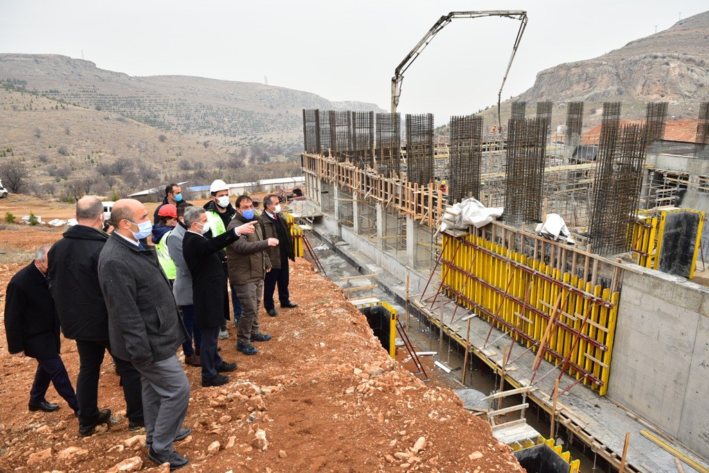 Vali Aydın Baruş, Beydağı Tabiat Parkı Gençlik ve Spor Merkezi inşaatında incelemelerde bulundu.