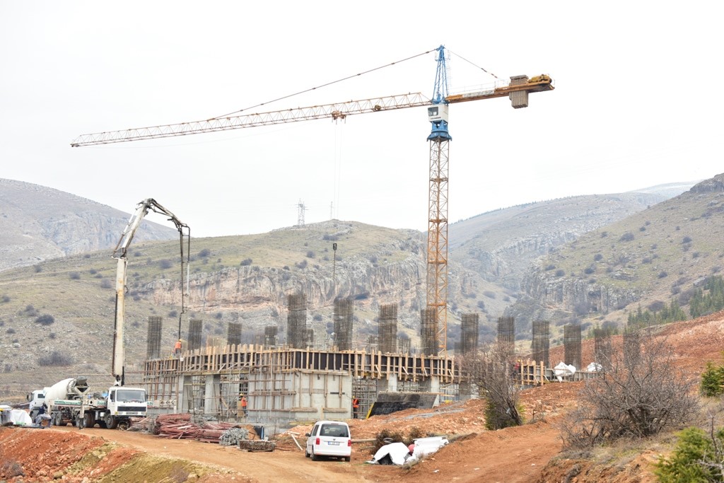 Vali Aydın Baruş, Beydağı Tabiat Parkı Gençlik ve Spor Merkezi inşaatında incelemelerde bulundu.