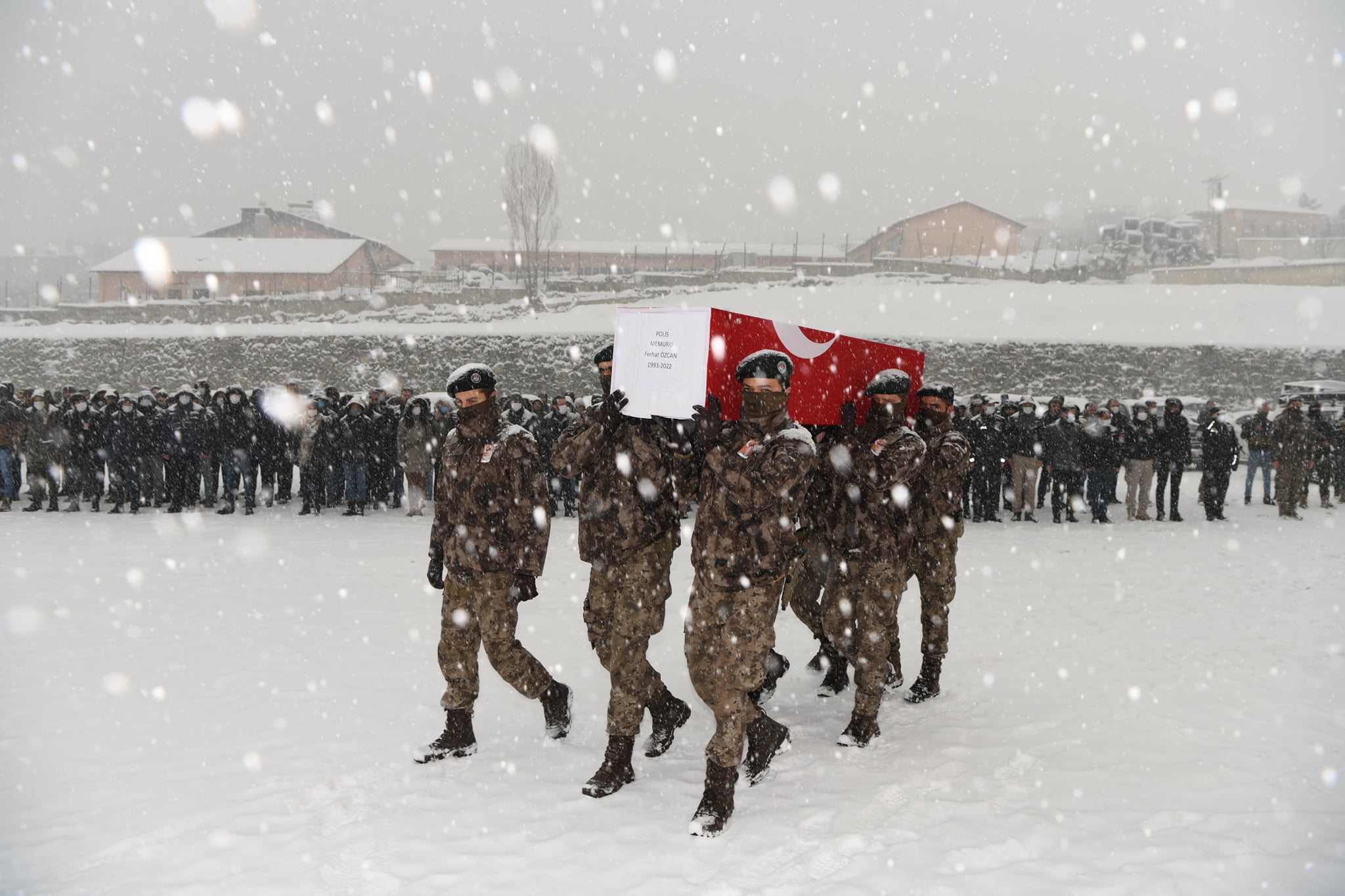 Malatyalı Özel Harekat Polisi, görev yaptığı Hakkari’nin Yüksekova ilçesinde silah kazası sonucunda vefat etti.