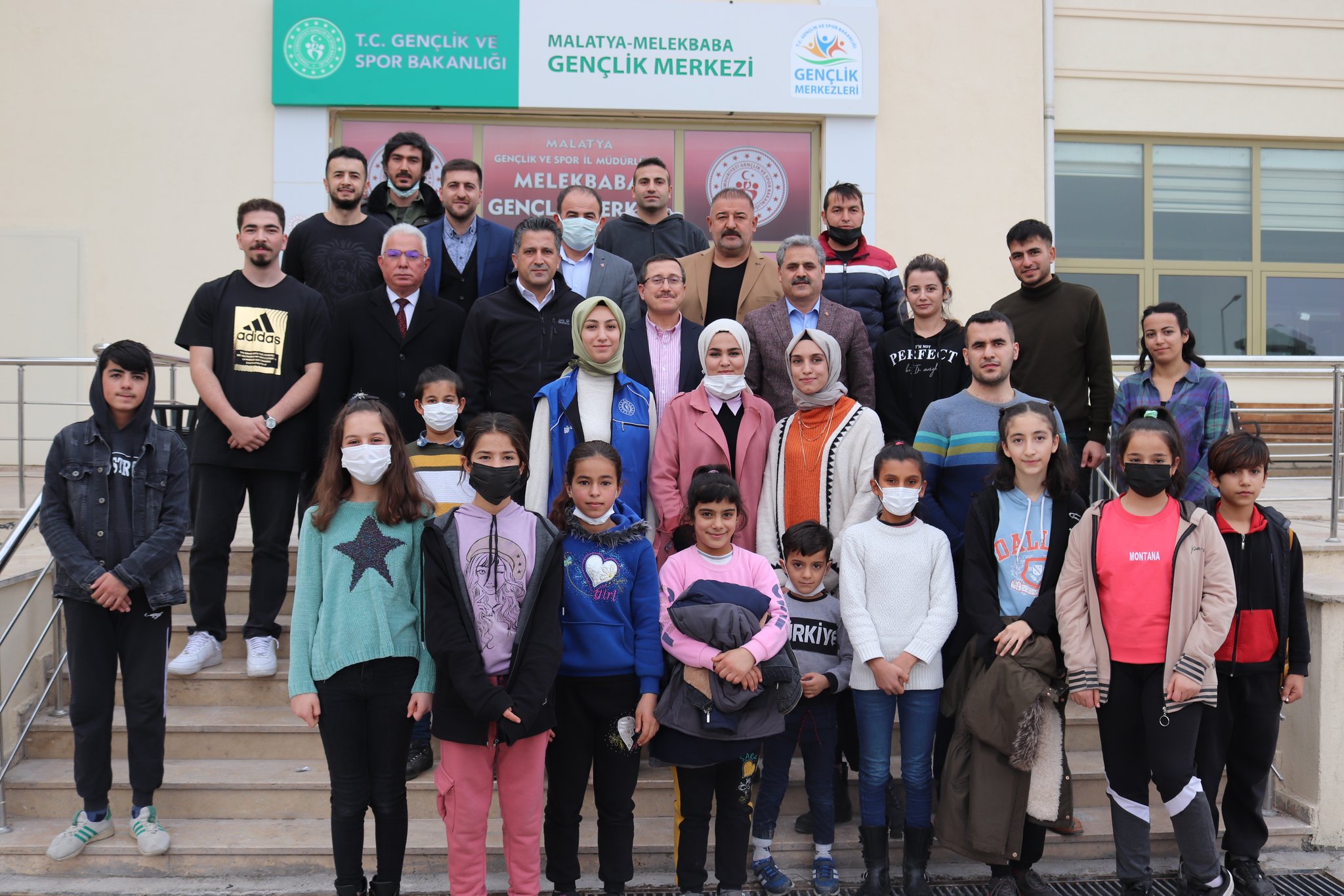 İnönü Üniversitesi rektörü Prof. Dr. Ahmet Kızılay, Melekbaba Mahallesinde düzenlenen etkinliğe katılarak burada mahalle çocukları ile bir araya geldi.