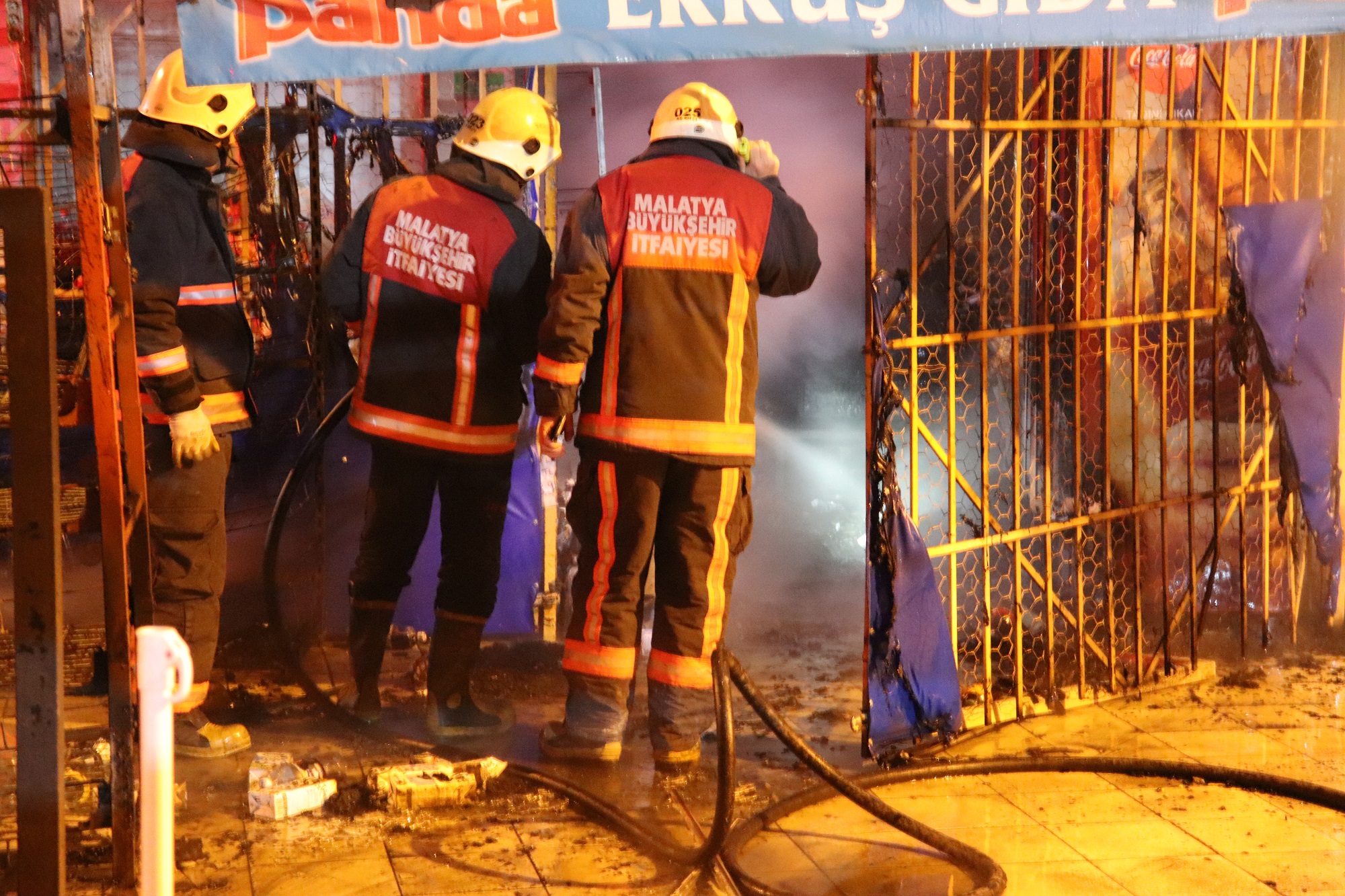 Gece yarısı mahalle bakkalında çıkan yangında faciadan dönüldü. Yangını kontrol altına alan itfaiye ekipleri 7 adet tüpü patlamadan dışarı çıkarttı.