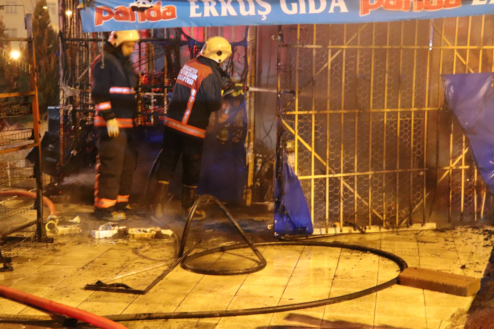 Gece yarısı mahalle bakkalında çıkan yangında faciadan dönüldü. Yangını kontrol altına alan itfaiye ekipleri 7 adet tüpü patlamadan dışarı çıkarttı.