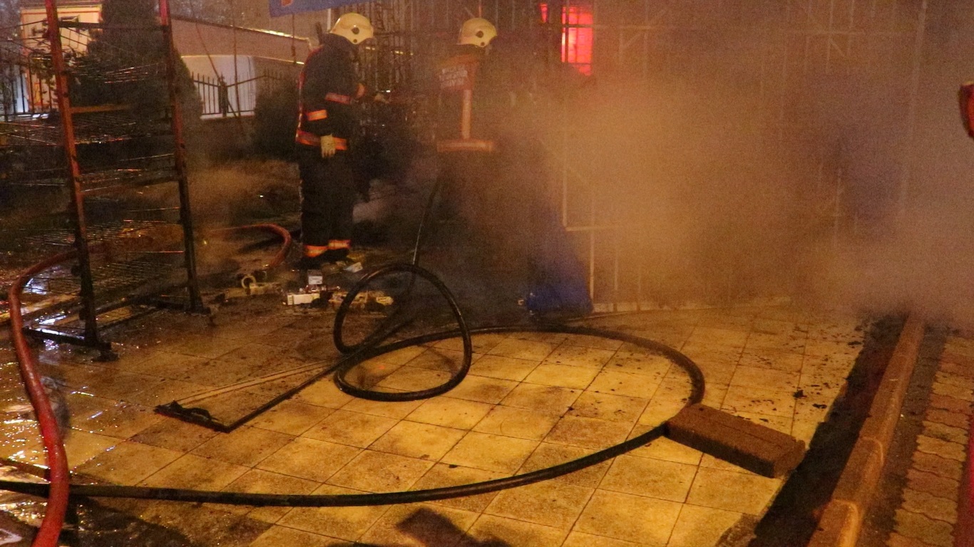 Gece yarısı mahalle bakkalında çıkan yangında faciadan dönüldü. Yangını kontrol altına alan itfaiye ekipleri 7 adet tüpü patlamadan dışarı çıkarttı.