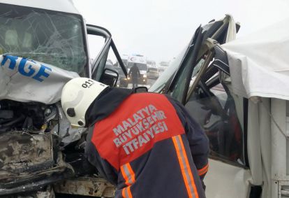 Kamyonet ve minibüs çarpıştı: 9 yaralı