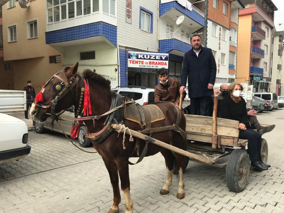 Başkan at arabasına binerek akaryakıt zamlarını protesto etti