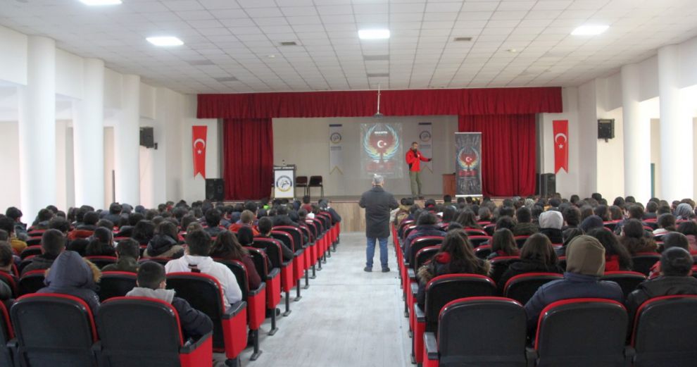 Emniyetten 7 Okulda “Bir Eksiğiz” Konferansı