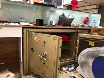 Duvarı delerek çelik kasayı açmışlardı