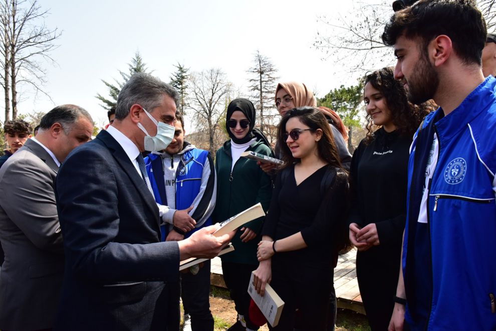 Vali Baruş ve protokol 30 dakika kitap okudu