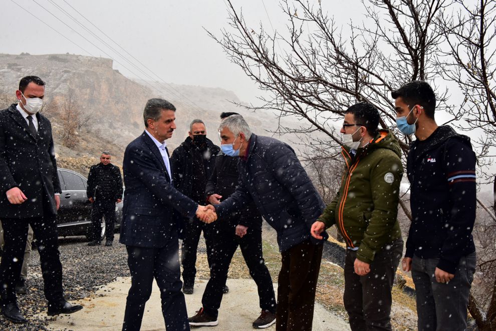 Vali madalyayı şehidin baba evinde takdim etti