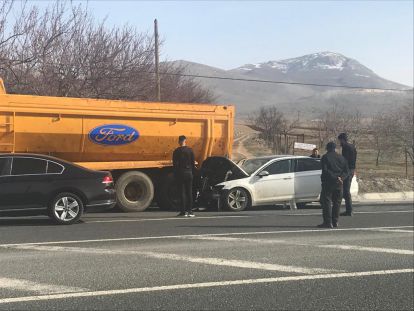 Otomobil kamyonun altına girdi; 4 yaralı