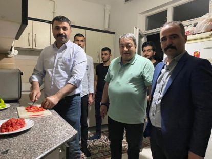 MHP'li yöneticiler önce mutfağa, sonra sahur sofrasına geçti