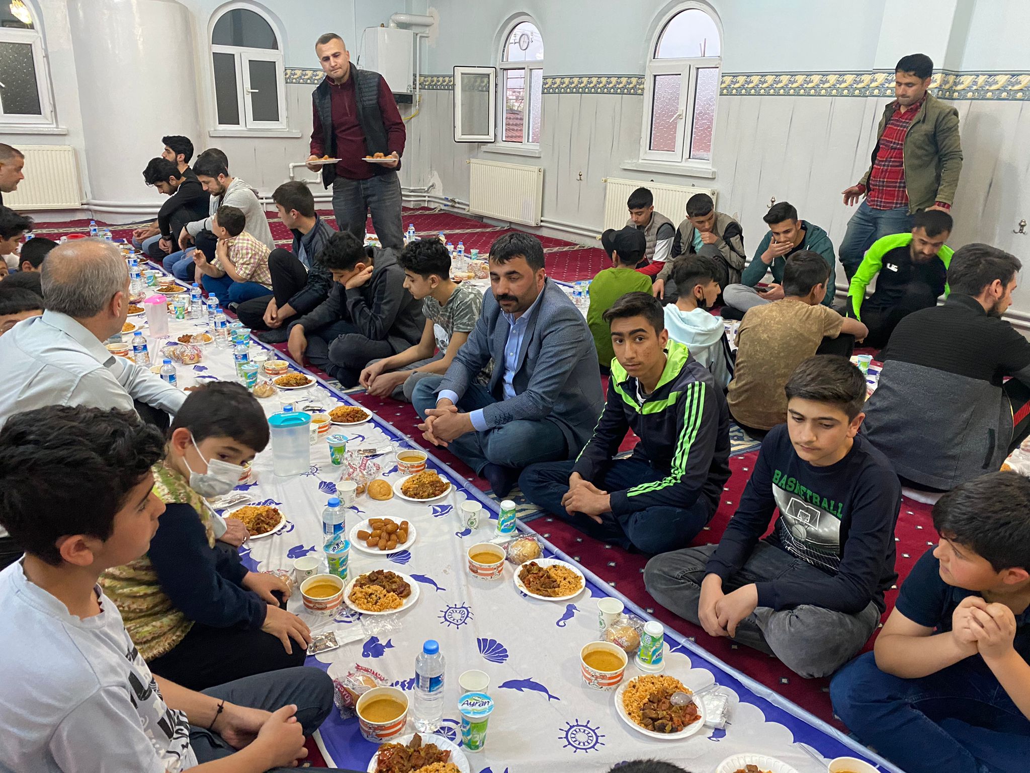 Milliyetçi Hareket Partisi Malatya İl Başkanı Mesut Samanlı ve İl Yönetimi, Kuran kursu öğrencilerine iftar yemeği verdi.