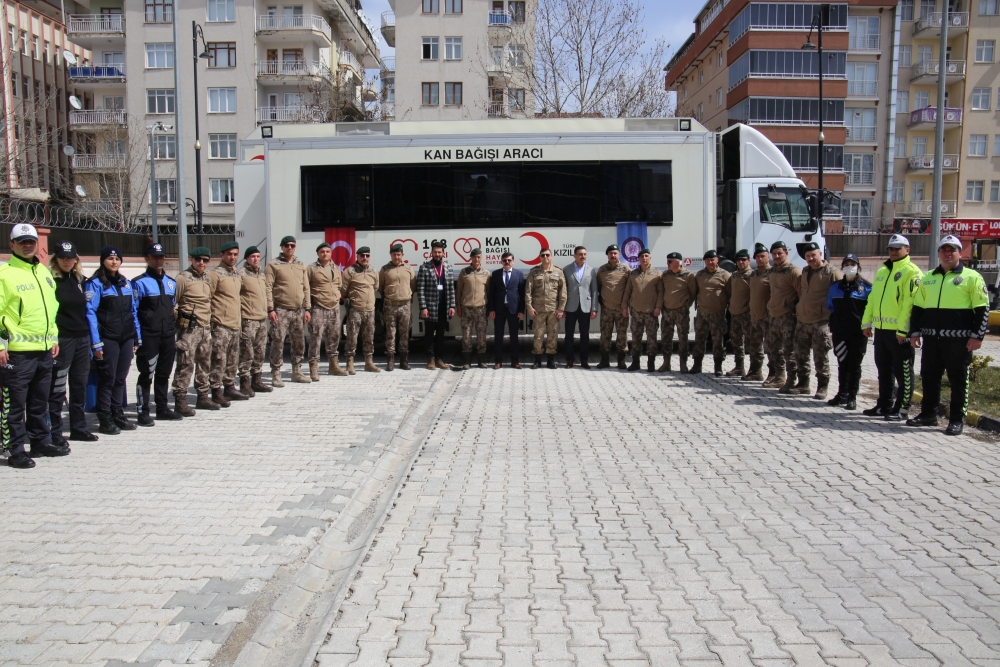 Malatya İl Emniyet Müdürü Ercan Dağdeviren, Malatya Polis Meslek Eğitim Merkezi (POMEM) Müdürü Faruk Nalçacı, İl Jandarma Komutanı Albay Ercan Altın birlikte kan bağışında bulundular.