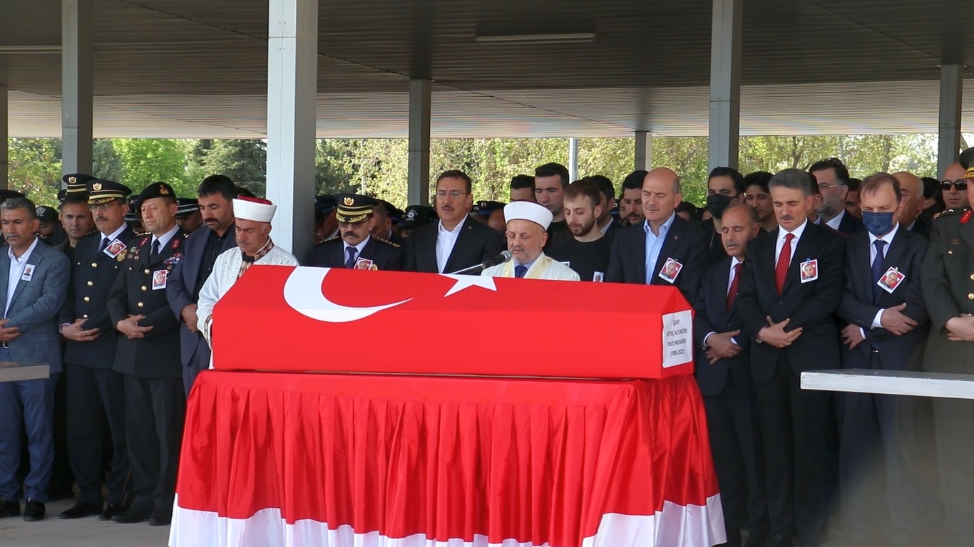 Fırat Kalkanı Harekat bölgesinde yer alan Mare Soran'da, kontrol noktasına teröristlerce düzenlenen roketli saldırıda şehit düşen Özel Harekat Polisi Aytaç Altunörs (34) memleketi Malatya’da son yolculuğuna uğurlandı.