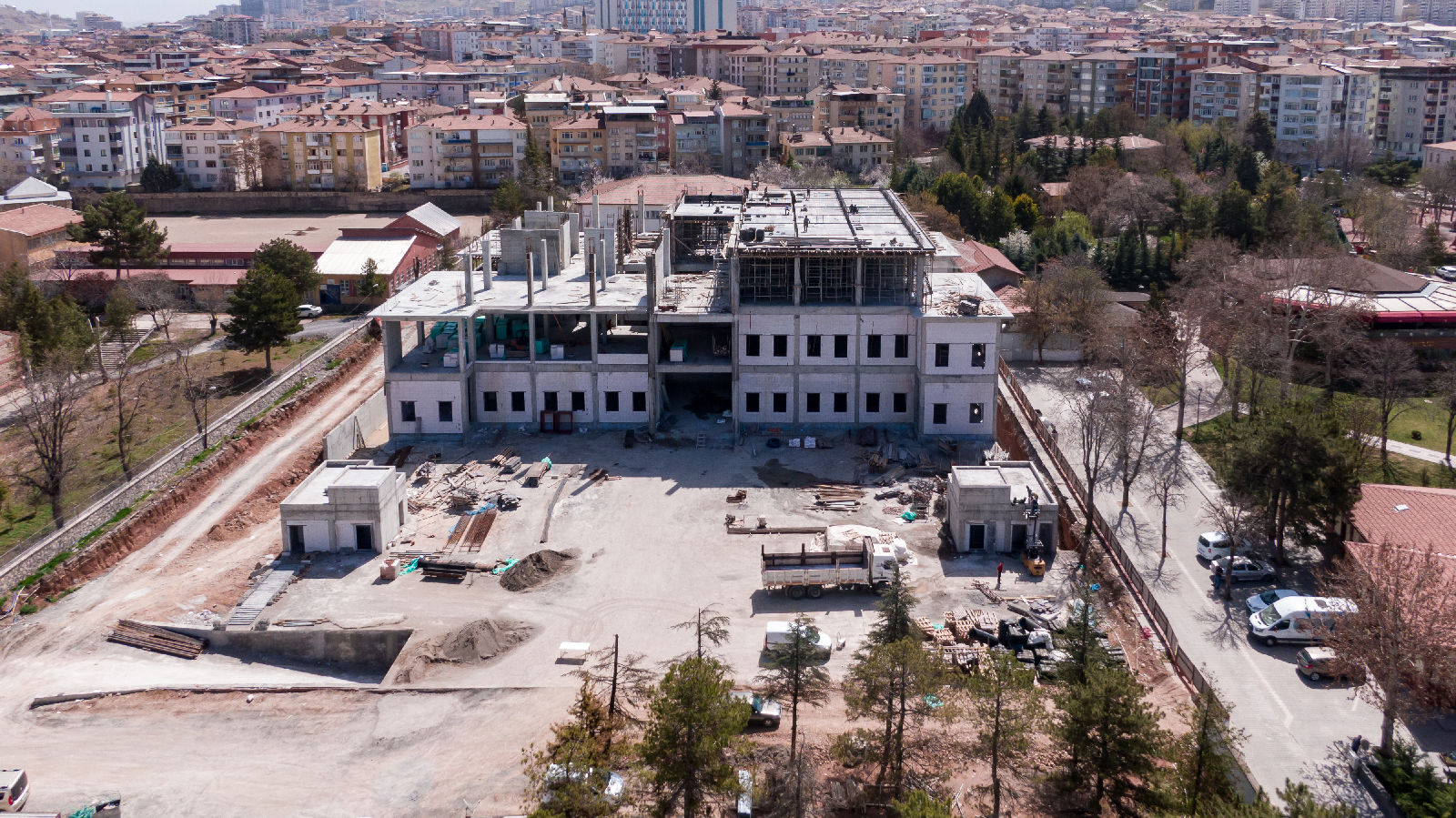 Malatya Büyükşehir Belediye Başkanı Selahattin Gürkan kaba inşaatı büyük oranda tamamlanan Millet Kütüphanesinde incelemelerde bulundu.