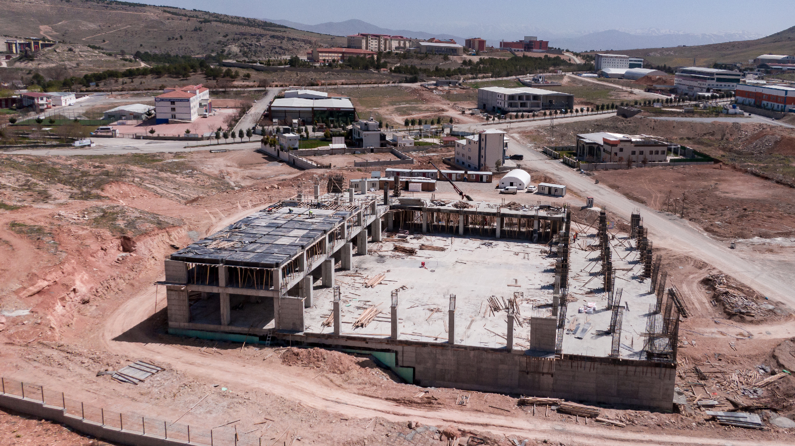 Malatya Büyükşehir Belediyesi tarafından  yaklaşık 11 bin metrekare inşaat alanına sahip olan ve bölgeye hizmet edecek şekilde planlanan ekmek ve yemek fabrikası projesinde el değmeden üretilecek ürünler, profesyonelce muhafaza edilebilecek ve transfer edilebilecek.