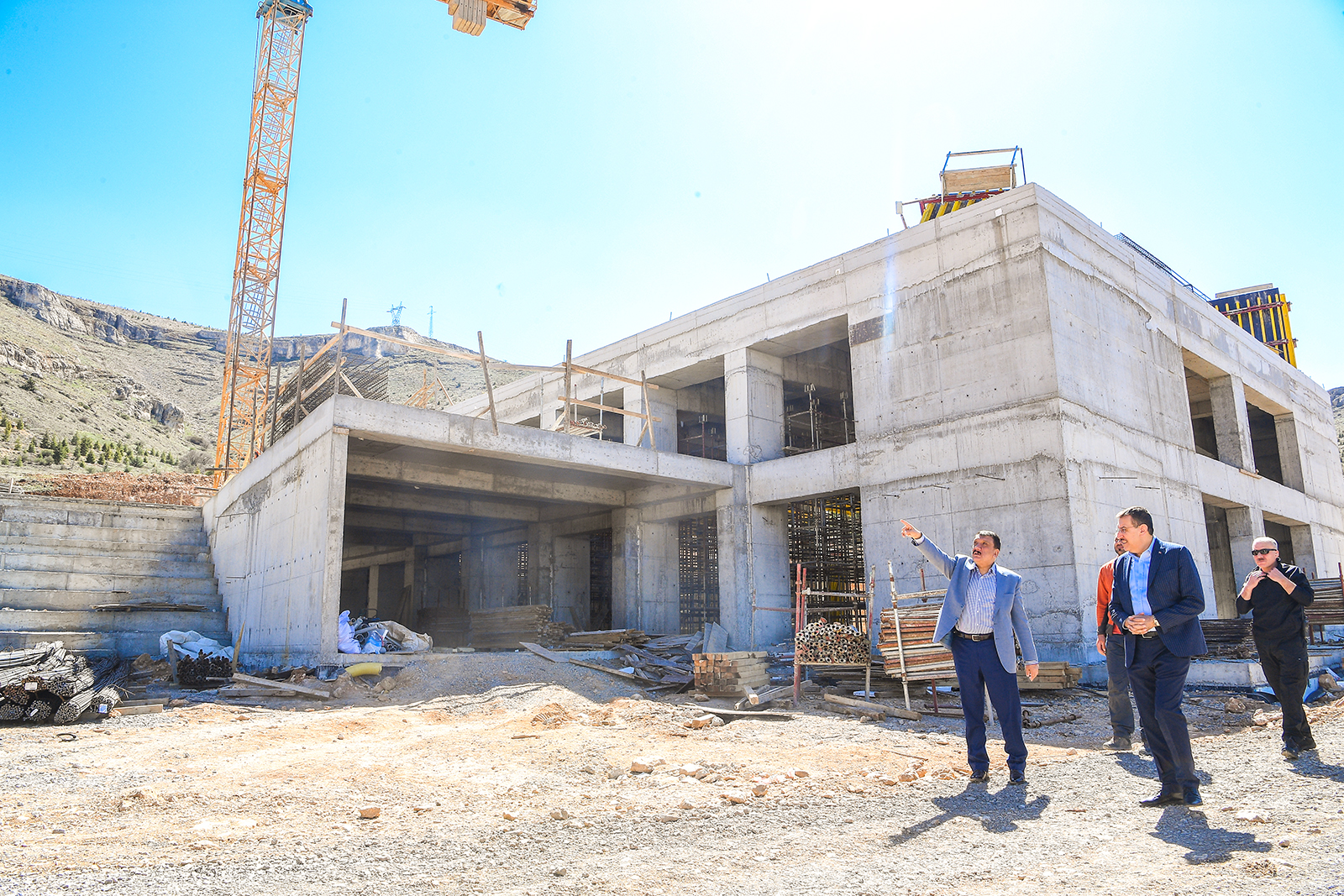 Malatya Büyükşehir Belediye Başkanı Selahattin Gürkan, Beydağı Tabiat Parkı içerisinde yapımı devam eden Gençlik Kampı alanında incelemelerde bulundu. Başkan Gürkan’a AK Parti MKYK Üyesi Bülent Tüfenkci, Büyükşehir Belediyesi Genel Sekreter Yardımcısı Mehmet Sığırcı ve ilgili daire başkanları da eşlik etti. 