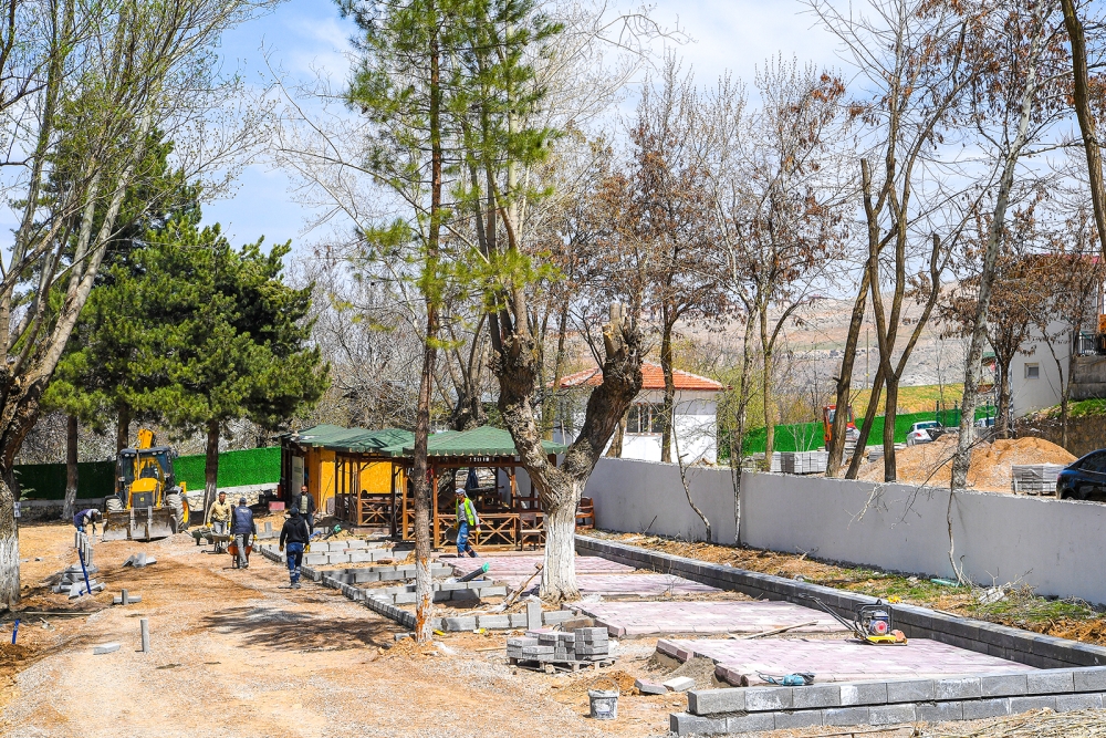 Malatya Büyükşehir Belediye Başkanı Selahattin Gürkan, yenileme ve çevre düzenleme çalışmalarının yapıldığı Horata Mesire alanına incelemelerde bulunarak ilgililerden çalışmalar hakkında bilgiler aldı.