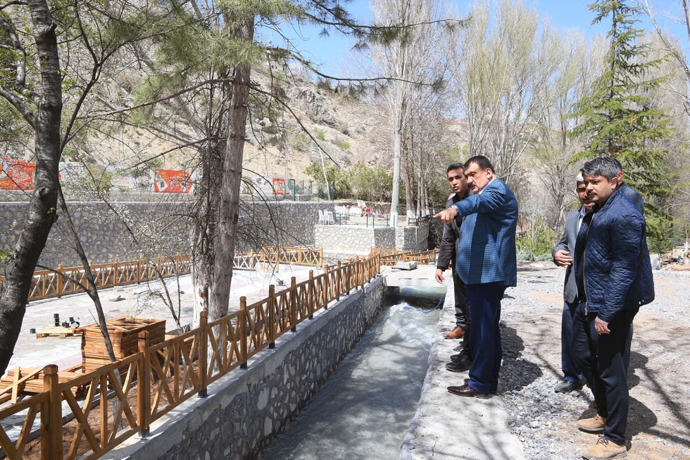 Malatya Büyükşehir Belediye Başkanı Selahattin Gürkan, yenileme ve çevre düzenleme çalışmalarının yapıldığı Horata Mesire alanına incelemelerde bulunarak ilgililerden çalışmalar hakkında bilgiler aldı.