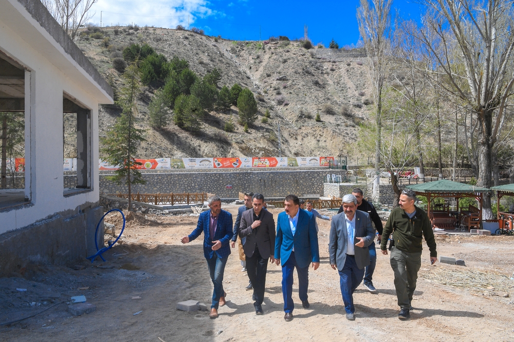 Malatya Büyükşehir Belediye Başkanı Selahattin Gürkan, yenileme ve çevre düzenleme çalışmalarının yapıldığı Horata Mesire alanına incelemelerde bulunarak ilgililerden çalışmalar hakkında bilgiler aldı.