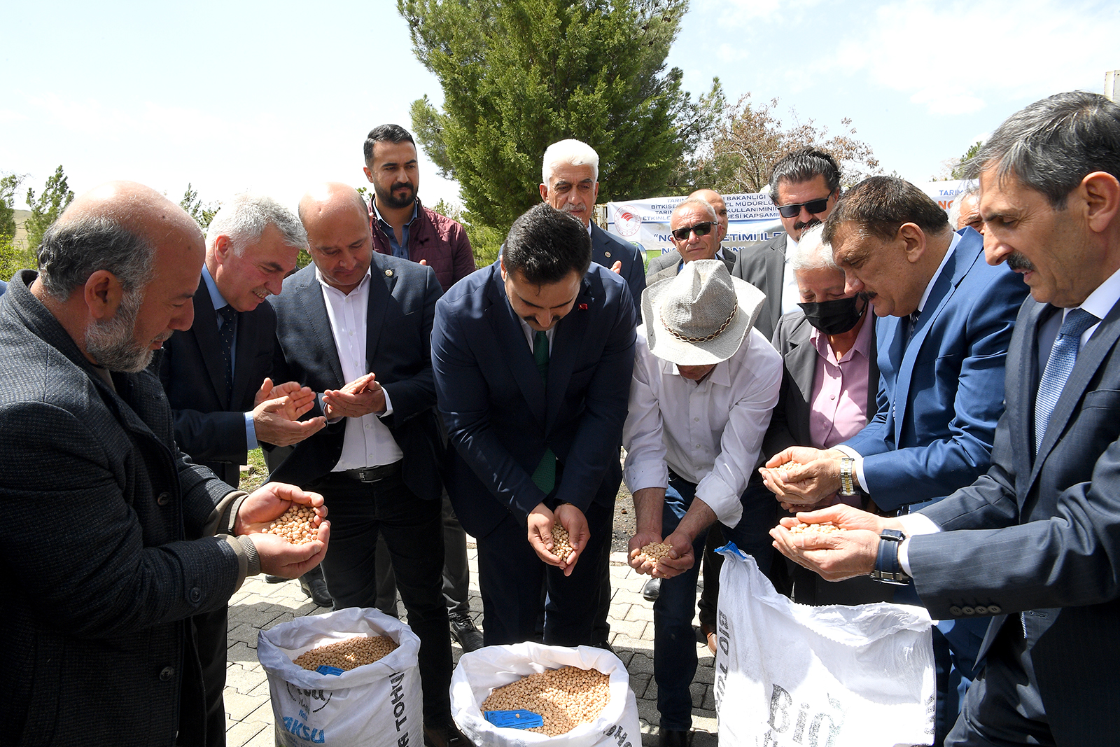 Malatya Büyükşehir Belediye Başkanı Selahattin Gürkan, Tarım ve Orman Bakanlığı ile birlikte gerçekleştirilen ‘Tarım Alanlarının Kullanımının Etkinleştirilmesi’ projesi kapsamında Arguvan’da nohut dağıtım törenine katıldı.