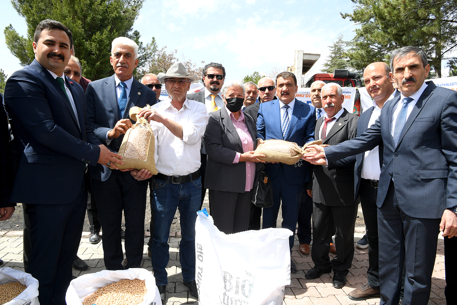 Malatya Büyükşehir Belediye Başkanı Selahattin Gürkan, Tarım ve Orman Bakanlığı ile birlikte gerçekleştirilen ‘Tarım Alanlarının Kullanımının Etkinleştirilmesi’ projesi kapsamında Arguvan’da nohut dağıtım törenine katıldı.