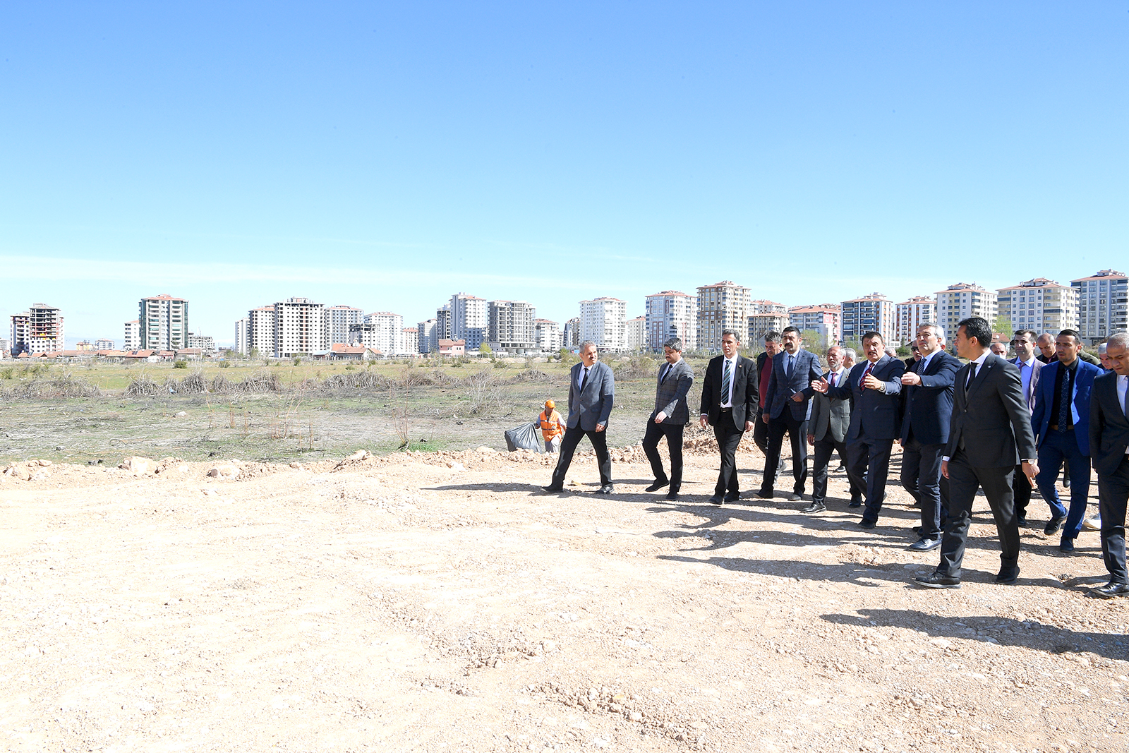 Malatya Büyükşehir Belediyesi tarafından Cumhuriyetimizin 100. yılında tamamlanması planlanan 100.yıl parkının yer teslimi, ilgili müellif firmaya yapıldı. Malatya Büyükşehir Belediye Başkanı Selahattin Gürkan, yer teslimin yapıldığı alanda incelemelerde bulundu.