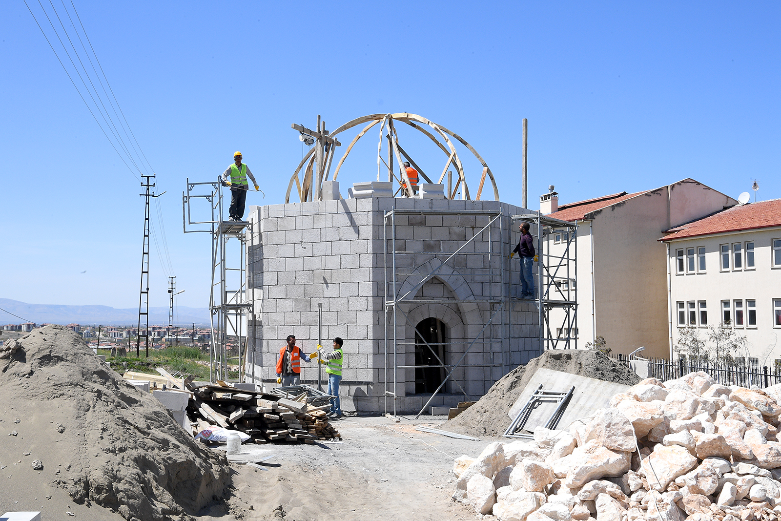 Malatya’daki birçok tarihi ve kültürel eserleri gelecek nesillere taşımak için ayağa kaldıran ve bu anlamda çalışmalarına devam eden Malatya Büyükşehir Belediyesi, Battalgazi İlçesi Karahan Mahallesinde bulunan Usta Şagirt Kümbetinde yaptığı çalışmalarını sürdürüyor.