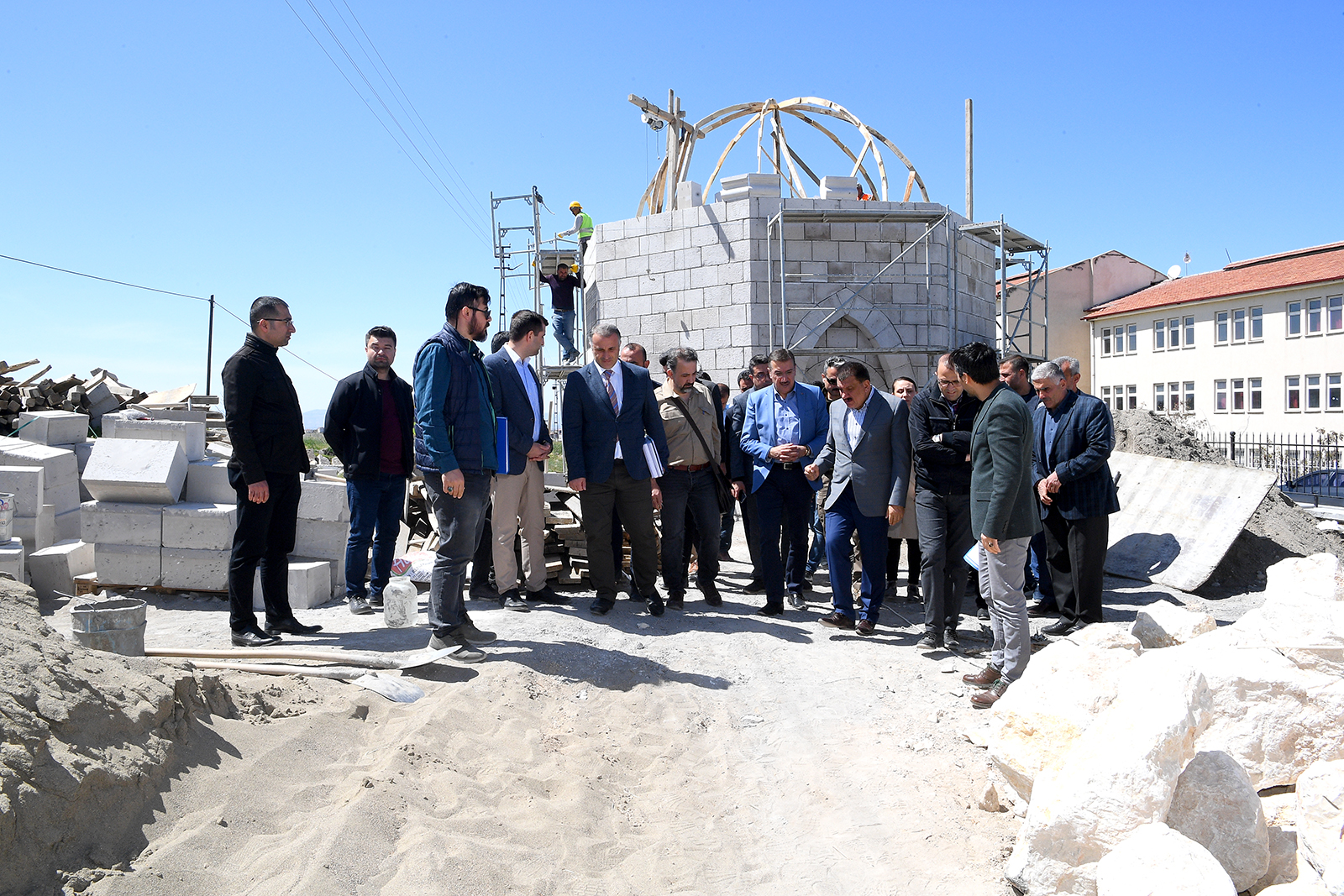 Malatya’daki birçok tarihi ve kültürel eserleri gelecek nesillere taşımak için ayağa kaldıran ve bu anlamda çalışmalarına devam eden Malatya Büyükşehir Belediyesi, Battalgazi İlçesi Karahan Mahallesinde bulunan Usta Şagirt Kümbetinde yaptığı çalışmalarını sürdürüyor.