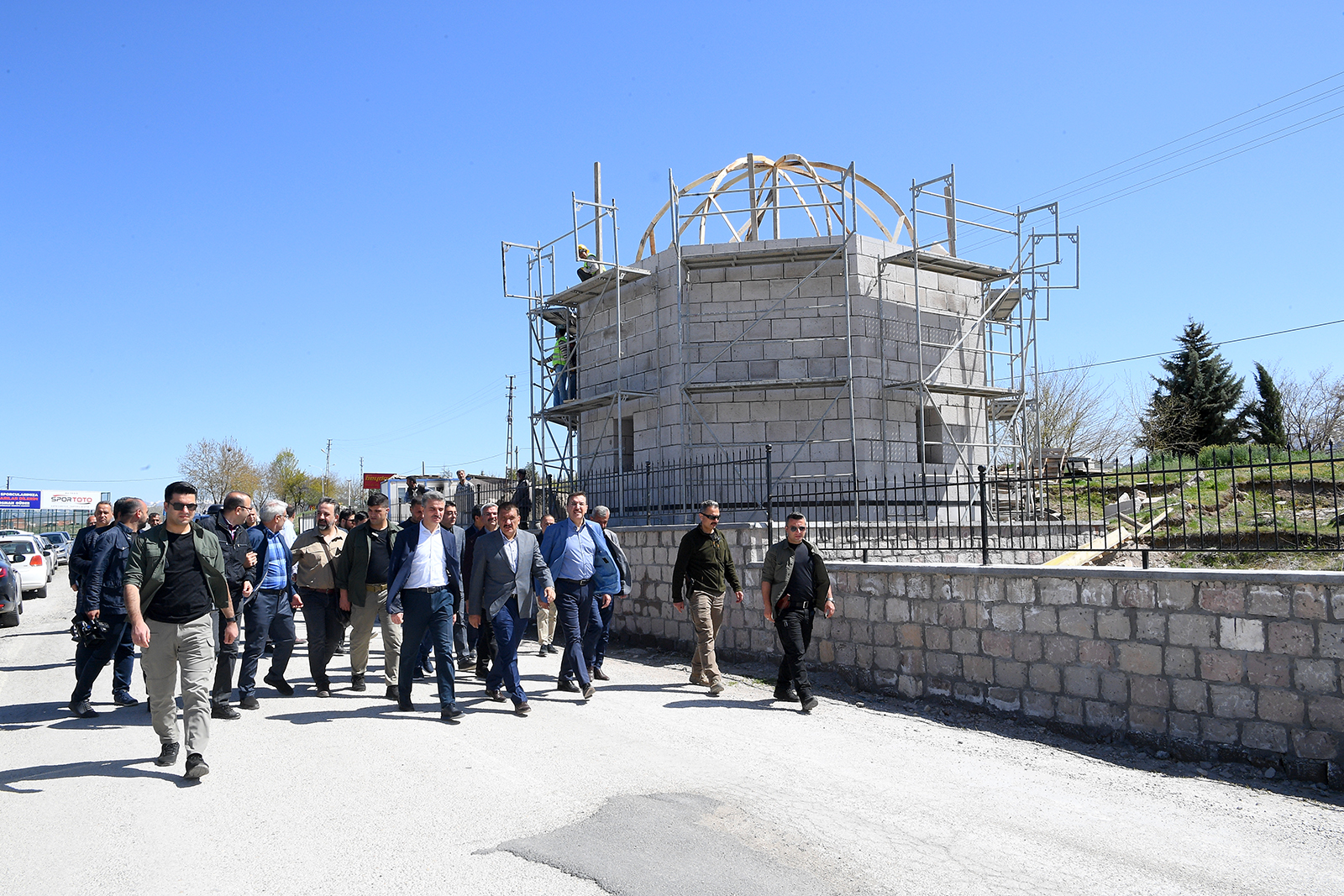 Malatya’daki birçok tarihi ve kültürel eserleri gelecek nesillere taşımak için ayağa kaldıran ve bu anlamda çalışmalarına devam eden Malatya Büyükşehir Belediyesi, Battalgazi İlçesi Karahan Mahallesinde bulunan Usta Şagirt Kümbetinde yaptığı çalışmalarını sürdürüyor.