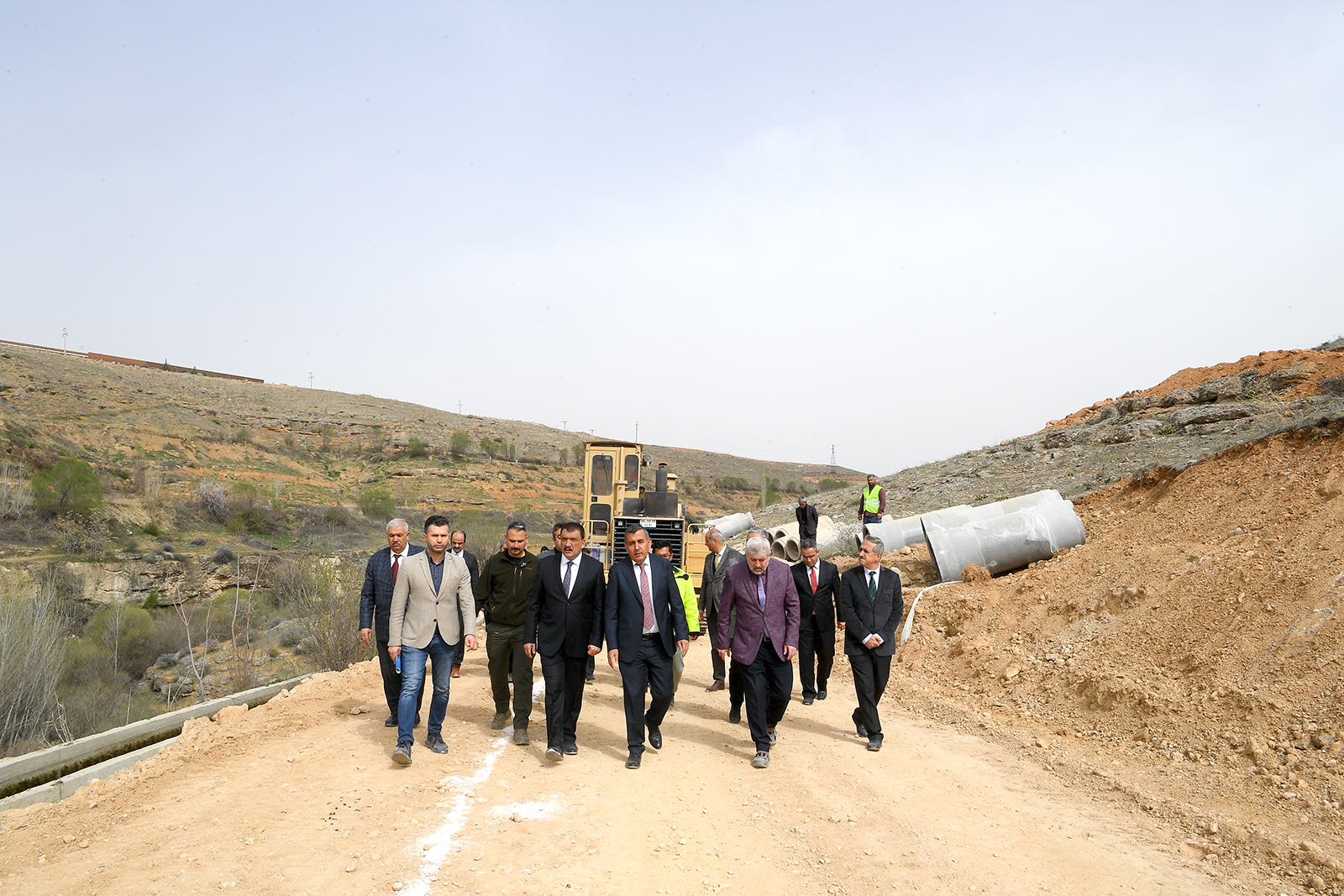 Malatya Büyükşehir Belediyesi Su ve Kanalizasyon İdaresi (MASKİ) Genel Müdürlüğü, Batı Kolektörü ve Kanalizasyon Hattı yapım işi çalışmalarına aralıksız devam ediyor. Malatya Büyükşehir Belediye Başkanı Selahattin Gürkan, Büyükşehir Belediyesi Genel Sekreteri Cemal Nogay ve MASKİ Genel Müdürü Mehmet Mert çalışmaları yerinde inceledi.