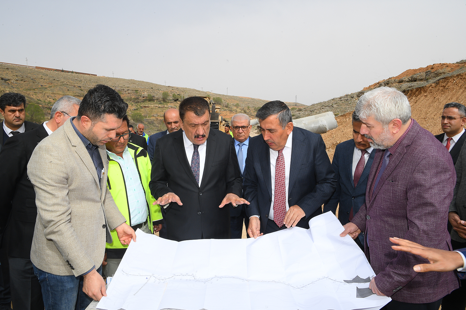 Malatya Büyükşehir Belediyesi Su ve Kanalizasyon İdaresi (MASKİ) Genel Müdürlüğü, Batı Kolektörü ve Kanalizasyon Hattı yapım işi çalışmalarına aralıksız devam ediyor. Malatya Büyükşehir Belediye Başkanı Selahattin Gürkan, Büyükşehir Belediyesi Genel Sekreteri Cemal Nogay ve MASKİ Genel Müdürü Mehmet Mert çalışmaları yerinde inceledi.