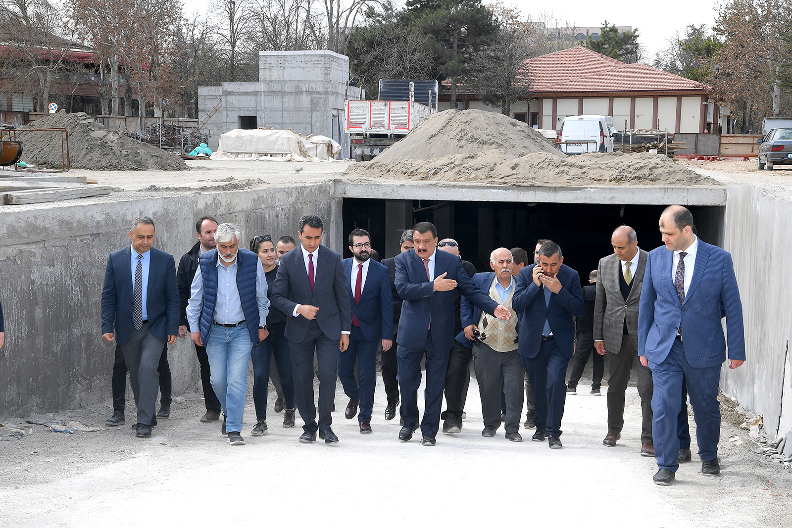 Malatya Büyükşehir Belediye Başkanı Selahattin Gürkan kaba inşaat çalışmaları devam eden Millet Kütüphanesi altındaki otopark kısmında incelemelerde bulunarak, yapılan çalışmalar hakkında bilgiler aktardı.