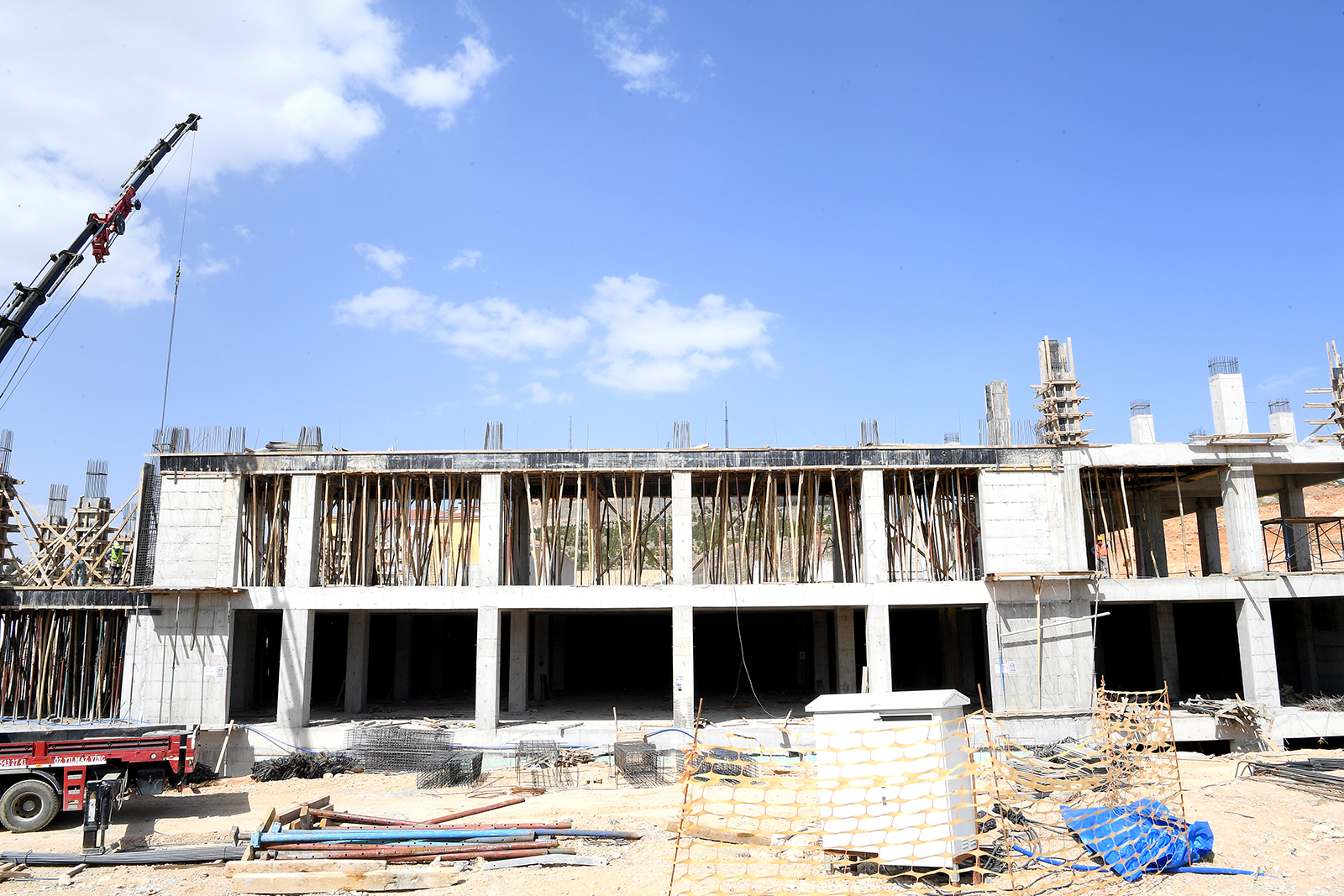 Malatya Büyükşehir Belediyesi tarafından  yaklaşık 11 bin metrekare inşaat alanına sahip olan ve bölgeye hizmet edecek şekilde planlanan ekmek ve yemek fabrikası projesinde el değmeden üretilecek ürünler, profesyonelce muhafaza edilebilecek ve transfer edilebilecek.