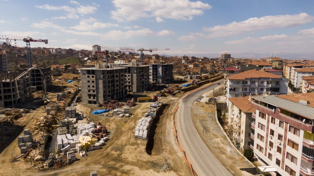 Malatya Büyükşehir Belediye Başkanı Selahattin Gürkan, çalışmaların devam ettiği Güney Kuşak Yolu ve Derme Kanalının yol aksının ortasına alınması ile ilgili çalışmaları yerinde inceledi. Başkan Gürkan, 50 metre genişliğinde yapımı planlanan Güney Kuşak Yolu’nda çalışmalarımız büyük bir hızla devam etmektedir