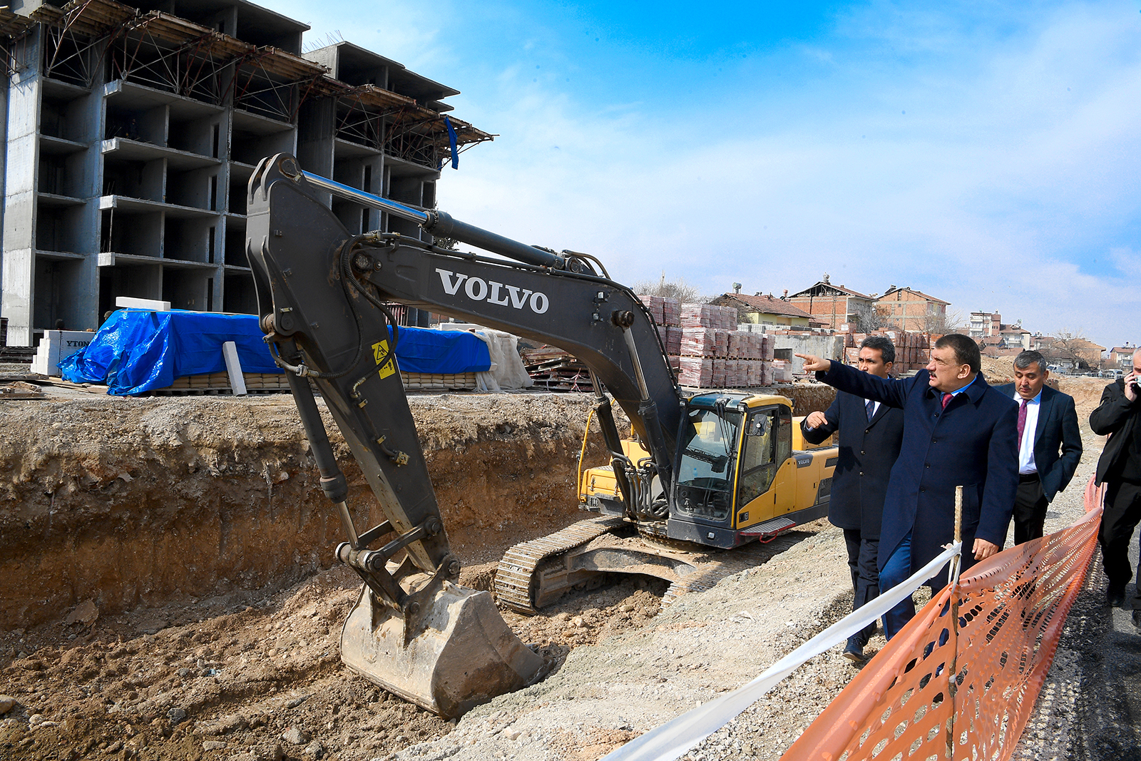 Malatya Büyükşehir Belediye Başkanı Selahattin Gürkan, çalışmaların devam ettiği Güney Kuşak Yolu ve Derme Kanalının yol aksının ortasına alınması ile ilgili çalışmaları yerinde inceledi. Başkan Gürkan, 50 metre genişliğinde yapımı planlanan Güney Kuşak Yolu’nda çalışmalarımız büyük bir hızla devam etmektedir